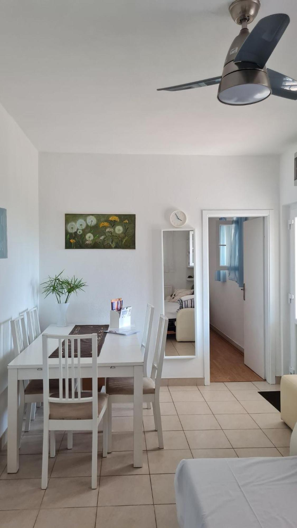 Apartmani Ela Prvic Luka Bilik gambar